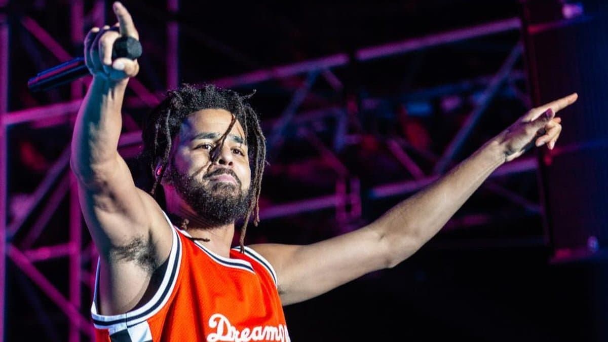 dreamville-fest-cole-hands-up-body