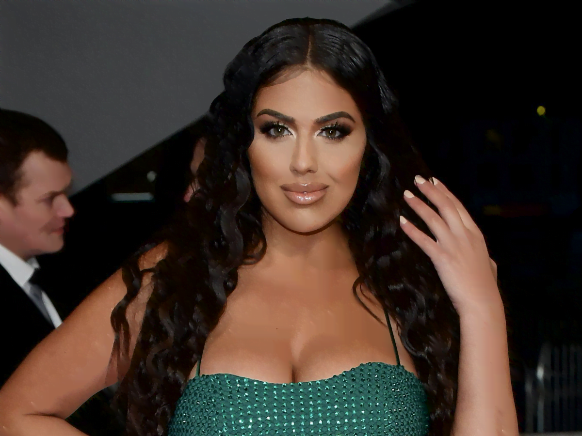 Social Media Star Anna Vakili Sizzles in Another Photoshoot