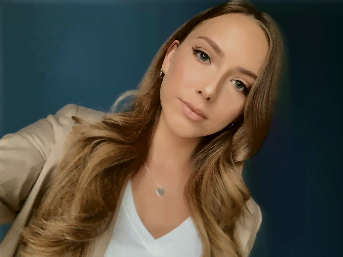 Hailie Jade Turns Eyes as She Displays Toned Legs in a Mini Dress