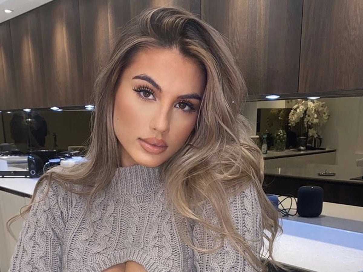 Sophia Peschisolido Shows Off Fantastic Curves in Colorful Outfit