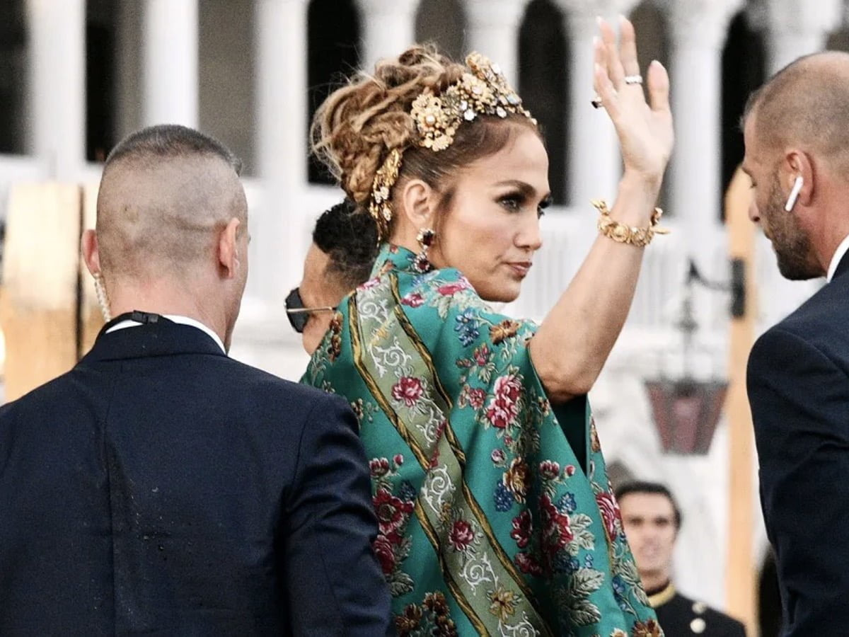 Jennifer Lopez Stuns in Dolce & Gabbana, But Left the Tag On