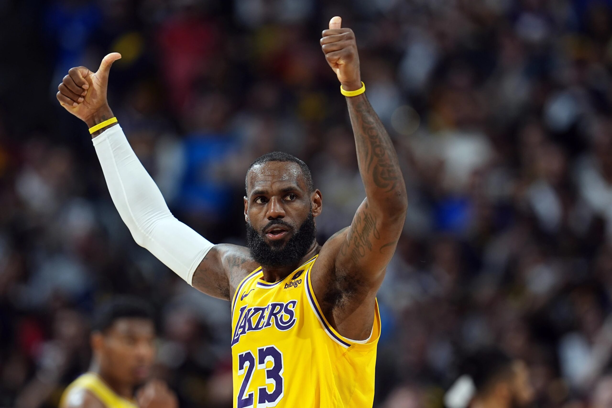 LeBron James plans to sign new deal with Lakers, AP source says