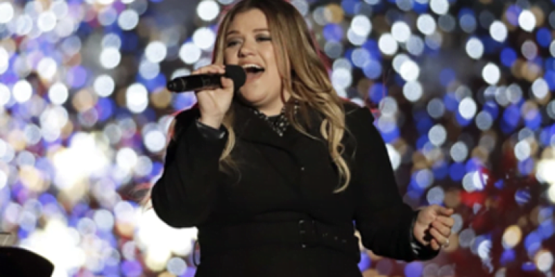 Kelly Clarkson’s Fashionable Christmas Showcase
